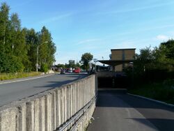 Bussholdeplassene og inngangen til stasjonen sett fra nord. Foto: Ida Tolgensbakk (2010).