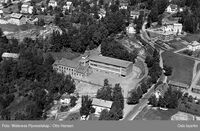 Fabrikklokalene til Grorud Textilfabrik i Grorudveien 55. Foto: Otto Hansen/Widerøes Flyveselskap/Oslo byarkiv (1955).