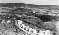 Stjerneblokkene for NSBs ansatte langs Hovedbanen ved Grorud stasjon ca 1950. Foto: Ukjent/Oslo Museum