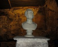 Motiv fra selve grotten under Grotten, med Julius Middelthuns byste av Henrik Wergeland (1861). Foto: Stig Rune Pedersen (2013)