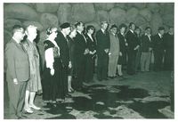 Deltakergruppa samla i Fangeleirenes hall i Yad Vashem, Holocaustmuseet i Jerusalem. Fra venstre Oskar Mendelsohn, Sigrid Helliesen Lund, Gerd Pettersen, Alf T. Pettersen. Foto: Privat foto (1978)