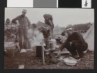 45. Gruppe soldater tilbereder mat - no-nb digifoto 20160415 00238 bldsa EYDE00088.jpg