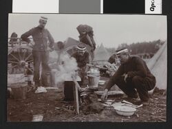 Gruppe_soldater_tilbereder_mat_-_no-nb_digifoto_20160415_00238_bldsa_EYDE00088