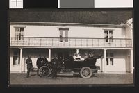 17. Gruppe ved Sam Eydes bil på Dal i Ullensaker - no-nb digifoto 20160415 00273 bldsa EYDE00133.jpg