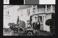 152. Gruppe ved Sam Eydes bil på uidentifisert sted - no-nb digifoto 20160415 00276 bldsa EYDE00136.jpg