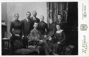 Gruppebilde inne (R Nyblin, Skien) CCJ 169.jpg