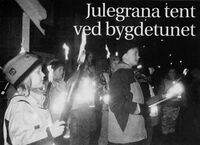 Villsauan gikk i fakkeltog til julegrana ble tent på Grytøy bygdetun desember 2006. Foto: Tormod Windsrygg.