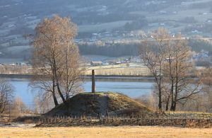 Gudbrandsdal folkehogsk monument.jpg