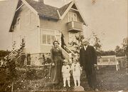 Gudmund 5 år gammel sammen med mor Karen og far Gustav og lillebror Herman i hagen i Villa Jemtegaard 1920 1920IMG 5999.jpg