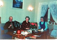 Gudrun og Johan Hagberg på besøk hos nabo Helmine Paulsberg i Paulsberg. Foto: Paul Paulsberg (1976).