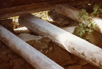 Gulvsvillene i stua på Lienplassen, fotografert av Arne Thorkildsen i 1985.