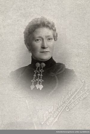 Gunhild Ziener 1868-1937 Portrett Kvindeforbundets første leder i 1901-1904 produsent Christensen, Nic. AAB-006452b ARBARK.jpg