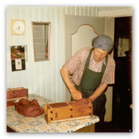 Her trykkast ostemasse ned i brunostformer. Foto: Bjørn Larsgard, 1984.