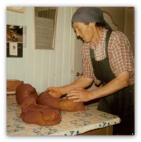 Gunhild knar ostemasse før ho har den i brunostkasser. Foto: Bjørn Larsgard, 1984.