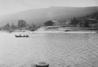 Gunhildrud-gårdene sett fra Eikeren (oeb-195844).jpg