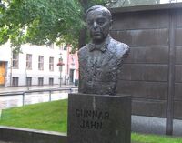 Byste av Gunnar Jahn ved Bankplassen 4. Den er utført av Marit Wiklund og ble avduket i 1998. Foto: Stig Rune Pedersen