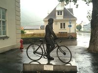 Minnesmerke over Gunnar Sønsteby i fødebyen Rjukan, utført av Per Ung og avduket i 2012. Det er identisk med tilsvarende minnesmerke over Sønsteby i Oslo. Foto: Mari Olsen (2014)