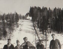 Gustadbakken i 1956. Personen i midten har Cortina-genser som tyder på at bildet er fra 1956. Fra venstre Johan og Magne Kristoffersen, Kåre? Solum, ukjent og ukjent.