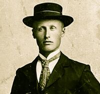 Herman far Gustav Jemtegaard hos fotograf i Ålesund, ca. 1905.