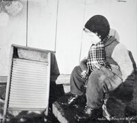 Jan Ølstad betrakter vaskebrettet av merke «Solid». Fra Røyken 1947.