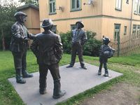 Skulpturen «Gutta på hjørnet» av Merete Nilsen Bua ble avduket ved Sotahjørnet på 100-årsdagen for VIFs etablering i 2013. Foto: Elin Olsen