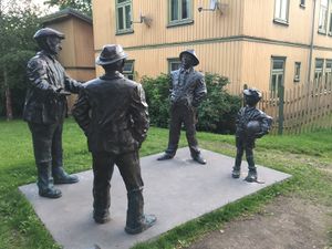 Gutta på hjørnet skulptur Vålerenga.JPG