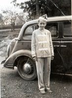 Guttemusikanten Bård Bunæs med Bråtes ytre eplehage i bakgrunnen.