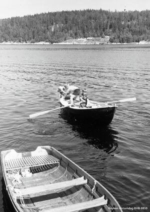 Gutter i sjekte (RHB-0859).jpg