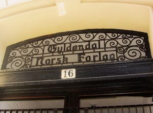 Gyldendal Norsk Forlag inngang fra Universitetsgata 16 Oslo.jpg