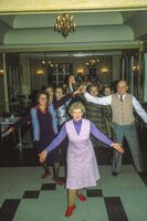 I perioden da Storgata 95 var Folkets Hus ble lokaler leid ut til foreningsvirksomhet. Her er Tromsø husmorgymnastikklag i aksjon i Storsalen. Foto: Hennie Markussen-samlingen/Perspektivet Museum