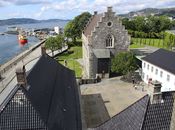 Håkonshallen sett fra Rosenkrantztårnet sommeren 2015. Foto: Stig Rune Pedersen