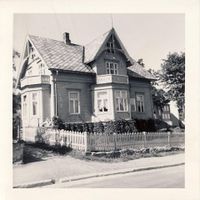 Nicolai Saxegaards bolig, Hålogalands gate 20, som han oppførte i 1902 på festet tomt av Hans Fredrik Giæver. Her hadde han også kontor for Vegvesenet i Troms. Han kjøpte senere tomten og solgte eiendommen til Vågsfjord Kraftselskap da han forlot byen i 1920. Kraftselskapet solgte den videre i 1930 til stadslege Sophus Wilhelm Brochmann.