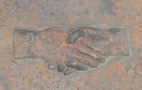 Håndtrykk på eldre gravminne, Vestre Aker kirkegård, symbol for kjærlighet og gjenforening.