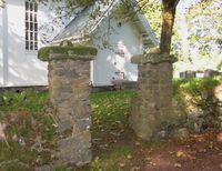 Portstolper i kirkegårdsmuren i sør. Foto: Stig Rune Pedersen