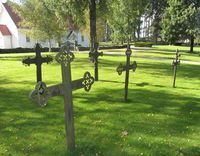 Eldre, stående gravminner i jern ved Hærland kirkegård.. Foto: Stig Rune Pedersen