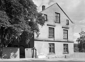 Hølandsgata 40 lå helt inntil tribunen mot vest (se større bilde) , og ble revet i 1956-1958, etter at anlegget var åpnet. Foto: Karl Teigen/Oslo Museum (1952).