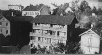 Fra «Kroken», hele denne bebyggelsen ble revet, på bildet Hølandsgata 42, 45 og 47, samt Elverumgata 9. Foto: Oslo Museum (1910-1920).
