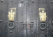 Detalj fra dørene inn til Høvik kirke. Foto: Stig Rune Pedersen