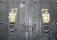 Detalj fra dørene inn til Høvik kirke. Foto: Stig Rune Pedersen