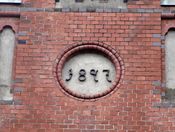 Årstallet 1897 på fasaden, året da bygningen sto ferdig. Innvielsen skjedde året etter. Foto: Stig Rune Pedersen