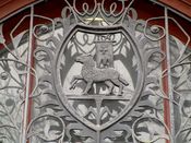 Detalj, utsmykning over dørene inn til Høvik kirke. Foto: Stig Rune Pedersen