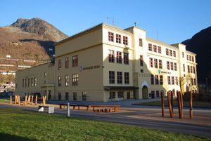 Høyanger ungdomsskule.jpg