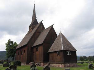 Høyjord stavkirke juli 2013.jpg