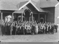 Deltakarane på songarstemne i 1929 utanfor Fjellvang samfunnshus på Geilo. Foto: Arne E. Grøvo, Hol bygdearkiv.
