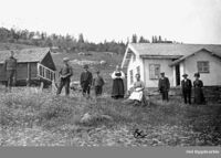 Bilete 5: Foreldra til Anne og nokre av syskena - Ambjørg, Asbjørn, Elling og Olav – til utanfor garden Søre Juvsjordet i 1912. Ukjent fotograf, Hol bygdearkiv.