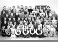 Elevar frå Hovet skule med tre lærarar, mellom anna Larsgard, i 1953. Johannes K. Brye, Hol bygdearkiv.