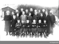 Nord-Hovet skule med lærar Larsgard kring 1930. Ukjent fotograf, Hol bygdearkiv.