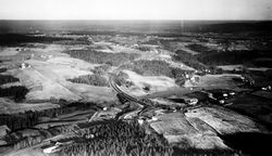 Hvam med halvferdig motorvei rundt 1965, med ny Nitsund bru på plass. Hus fra Nitsund gård er fortsatt synlig i skogholtet.