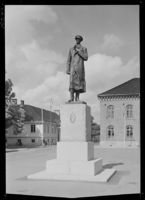 228. Haakon 7. statuen, Kristiansand - no-nb digifoto 20151021 00085 NB MIT FNR 10098.jpg
