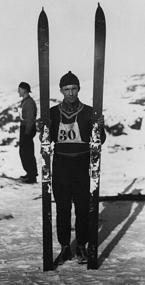 Haakon Austbø med ski 1934 (Skotselv-2000-s21).jpg